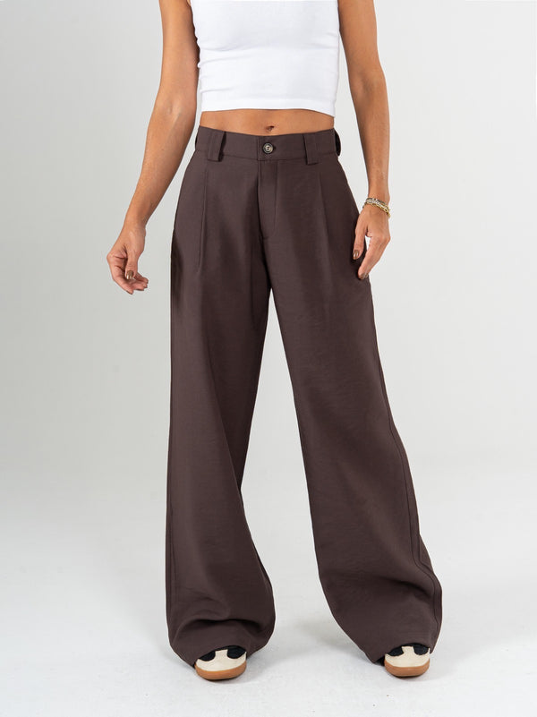 Ref: 069751 Pantalón mom flare, prenses, tejido plano liviano, tiro alto, tono cafe