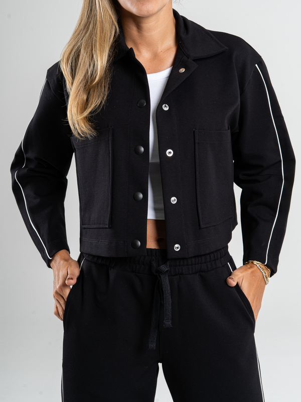 Ref: 0610414 Chaqueta con stretch, vivos en mangas, cuello camisero, bolsillos delanteros, tono negro