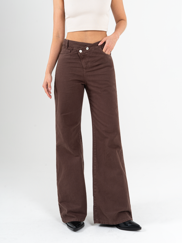 Ref: 0620056 Pantalón mom flare, rígido, tiro alto, detalle en pretina, tono cafe