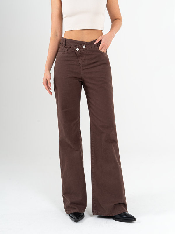 Ref: 0620056 Pantalón mom flare, rígido, tiro alto, detalle en pretina, tono cafe