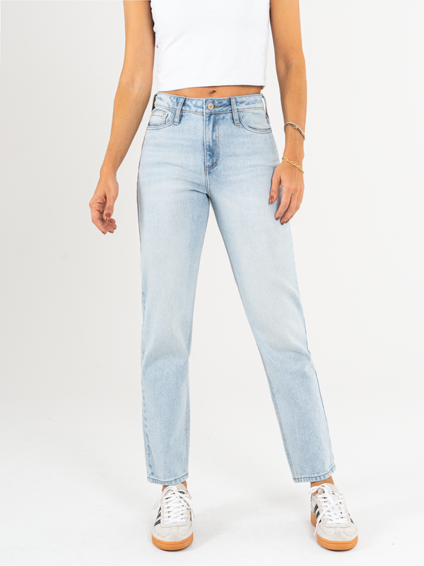 Ref: 065943 Jean Mom fit, stretch, tiro alto, tono azul claro