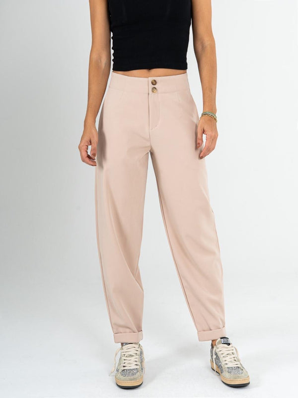 Ref: 069998 Pantalón slouchy, sin prense, tejido plano liviano, stretch, tiro alto, detalle en pretina, tono arena.