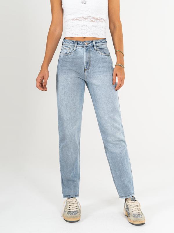 Ref: 065984 Jean Mom fit, rígido, tiro alto, tono azul claro.