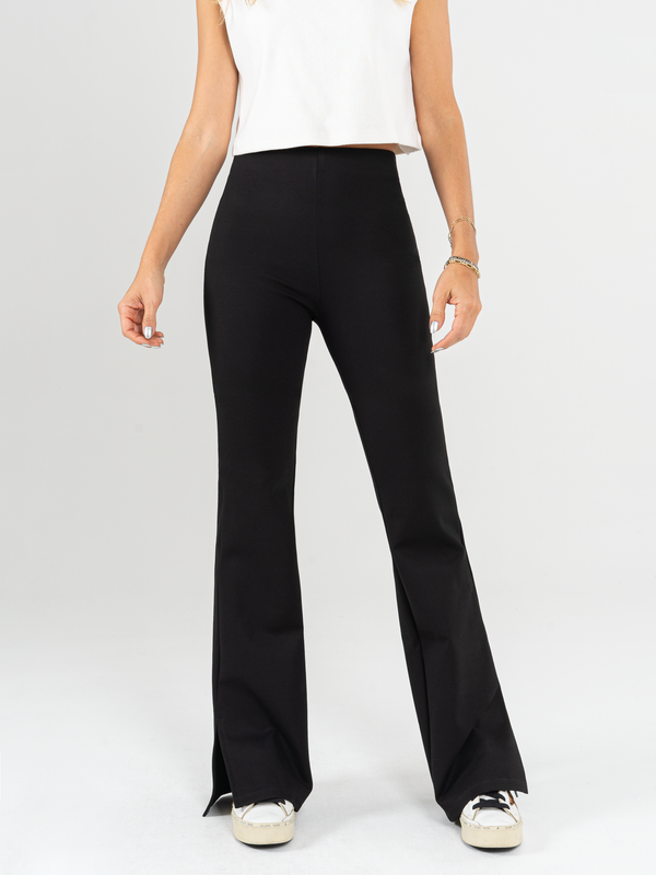 Ref: 0610354 Pantalón flare stretch, tipo legging, tiro alto, tono negro, detalle abertura al costado.