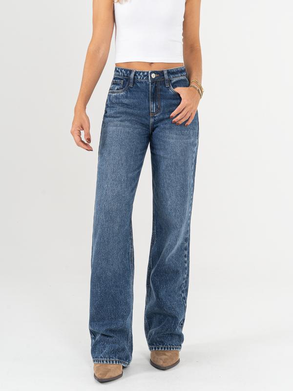 Ref: 066022 Jean straight leg, rígido, tiro medio, tono azul oscuro.