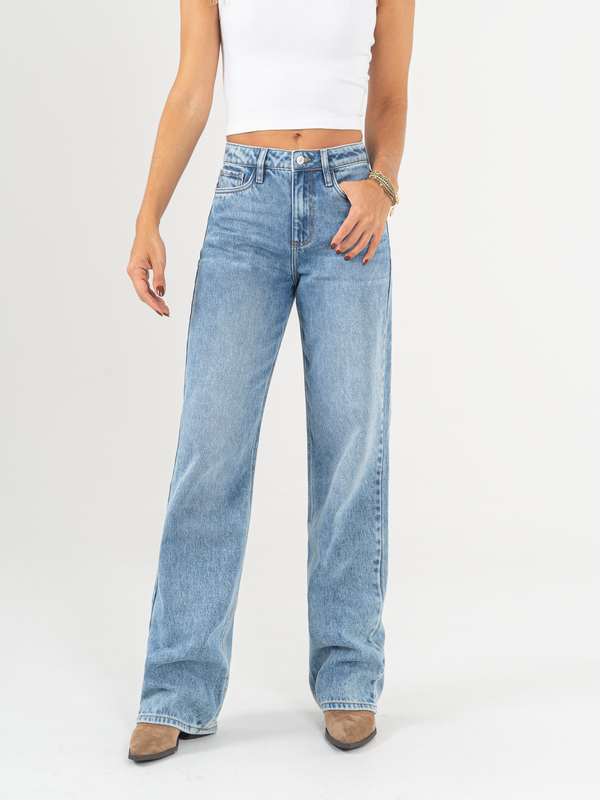 Ref: 066023 Jean straight leg, rígido, tiro medio, tono azul medio.