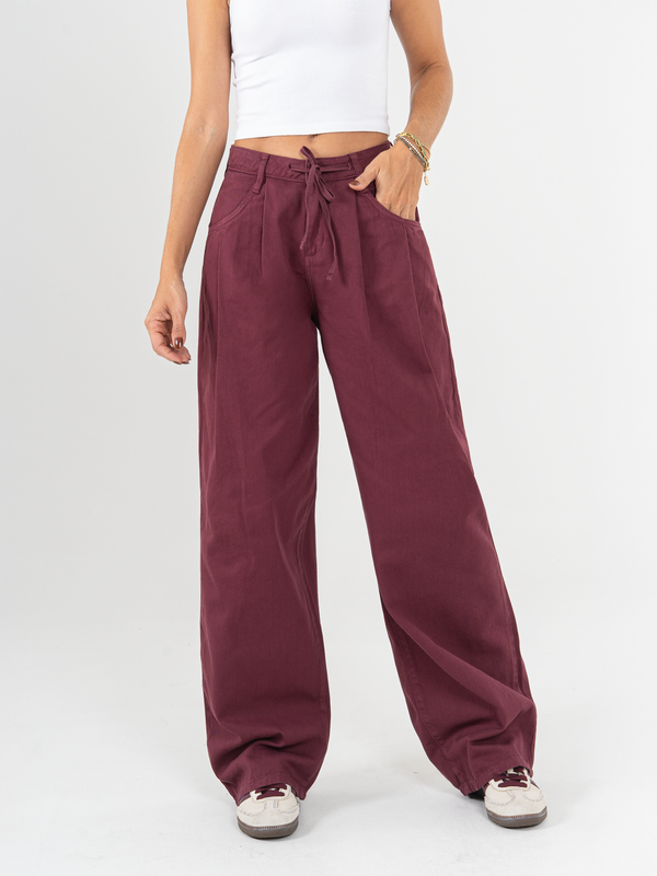 Ref: 0620195 Pantalón wide leg, rígido, tiro medio, tono vino tinto.