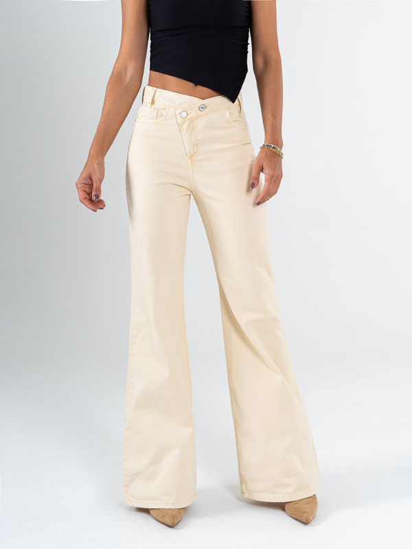 Ref: 069836 Pantalón mom Flare, rígido, tiro alto, detalle en pretina, tono amarillo pastel