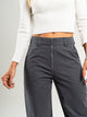 Ref: 069656 Pantalón straight leg, tiro alto, tejido plano liviano, detalle cierres, tono gris oscuro