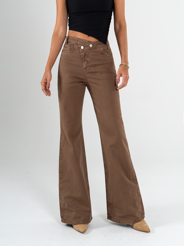 Ref: 069835 Pantalón mom Flare, rígido, tiro alto, detalle en pretina, tono café