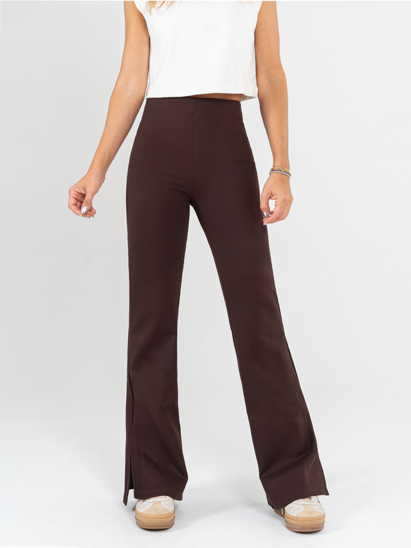 Ref: 0610355 Pantalón flare stretch, tipo legging, tiro alto, tono café, detalle abertura al costado
