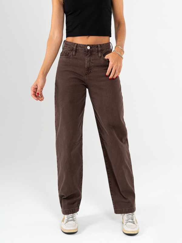 Ref: 069584 Pantalón barrel, rígido, cropped, tiro medio, diseño cinco bolsillos, tono cafe