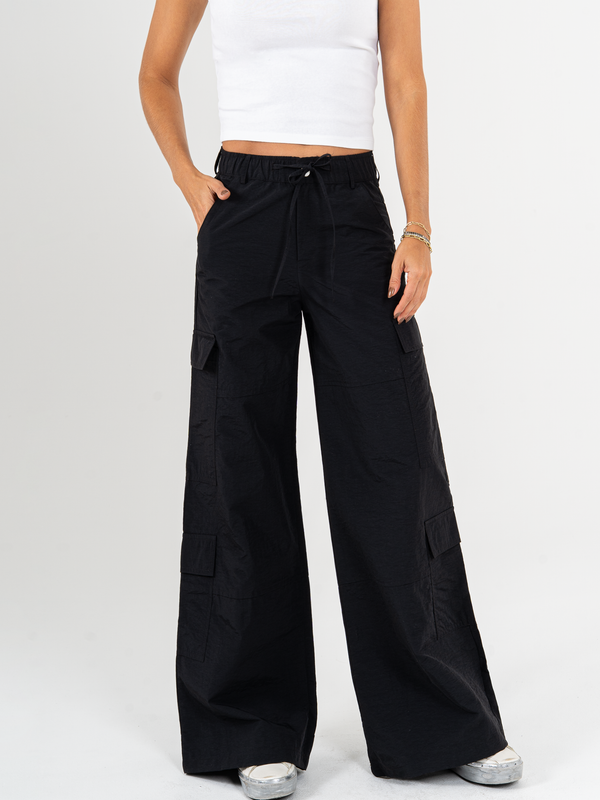 Ref: 069909 Pantalón palazzo cargo liviano, tono negro, silueta amplia, tiro alto