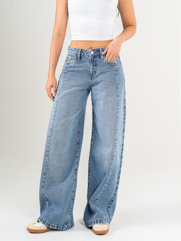 Ref: 065915 Jean wide leg, tiro medio, con cortes, rígido, tono azul medio