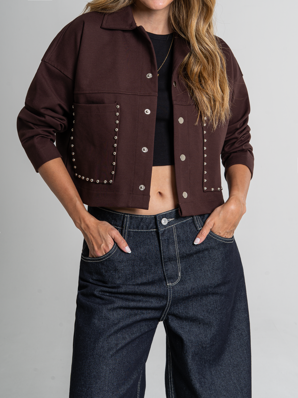 Ref: 0610440 Chaqueta cropped, tono café, bolsillos con taches y broches delanteros