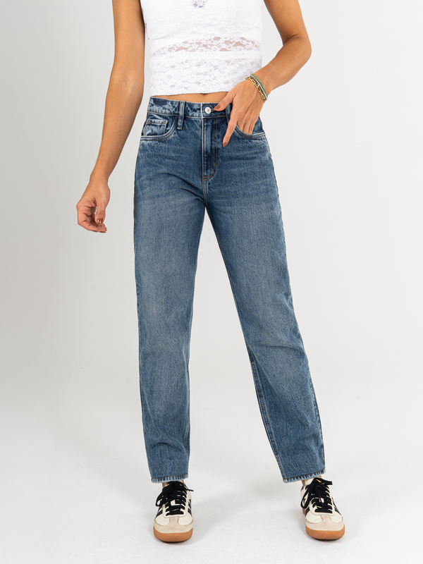 Ref: 065847 Jean Mom fit, rígido, tiro alto, tono azul medio oscuro.