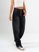 Ref: 065620 Jean barrel, rígido, tiro alto, tono gris oscuro, botones expuestos,  diseño cinco bolsillos