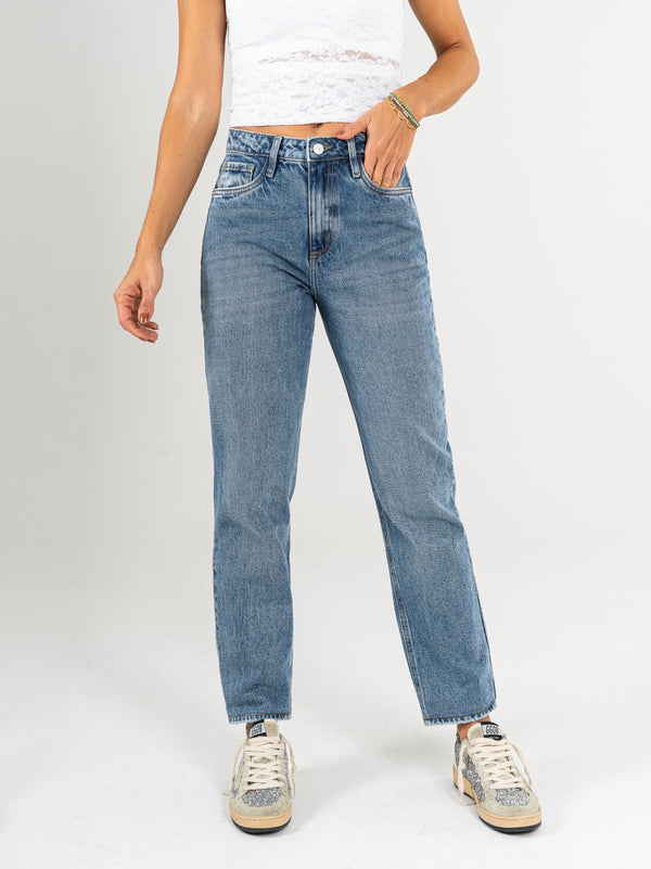 Ref: 065982 Jean Mom fit, rígido, tiro alto, tono azul medio oscuro.