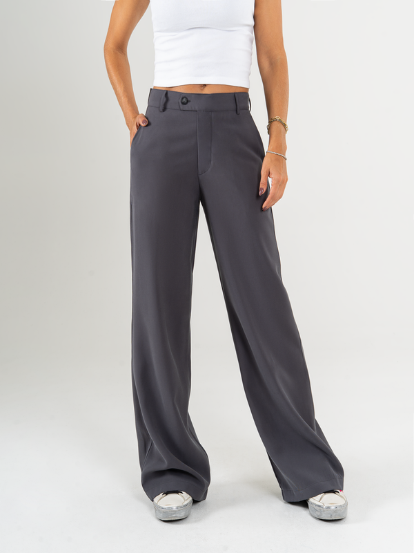 Ref: 069828 Pantalón mom flare, sin prenses, tejido plano liviano, tiro alto, detalle en pretina, tono gris