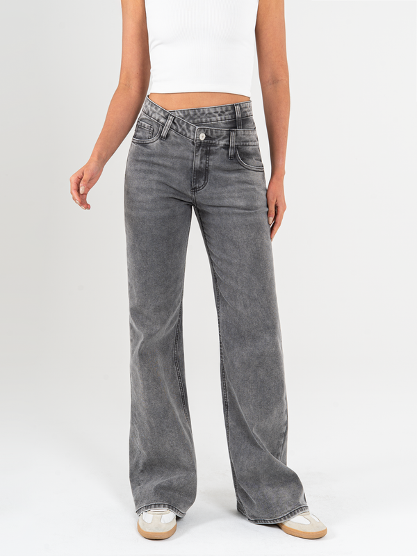 Ref: 065808 Jean mom flare, stretch, tiro alto, tono gris medio, detalle en pretina
