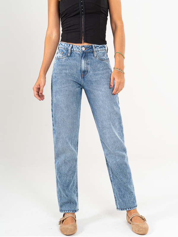 Ref: 065983 Jean Mom fit, rígido, tiro alto, tono azul medio.