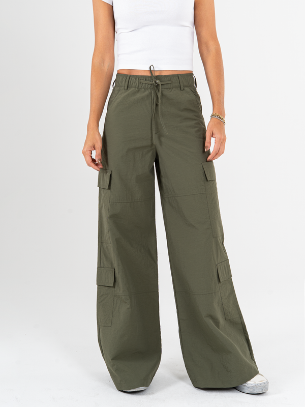 Ref: 069911 Pantalón palazzo cargo liviano, tono verde, silueta amplia, tiro alto