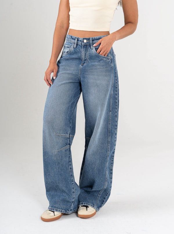 Ref: 065532 Jean barrel, rígido, tiro alto, cropped, con cortes, tono azul medio, diseño cinco bolsillos