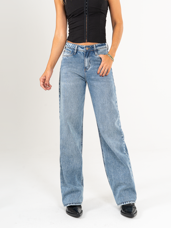 Ref: 065923 Jean straight leg, rígido, tiro medio, tono azul medio