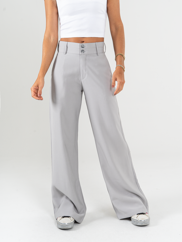 Ref: 069796 Pantalón mom flare, tejido plano liviano, tiro alto, detalle en pretina, tono gris