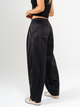 Ref: 069671 Pantalón barrel, tono negro, pretina con elástico, tiro alto, tejido plano liviano efecto satinado
