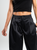 Ref: 069671 Pantalón barrel, tono negro, pretina con elástico, tiro alto, tejido plano liviano efecto satinado