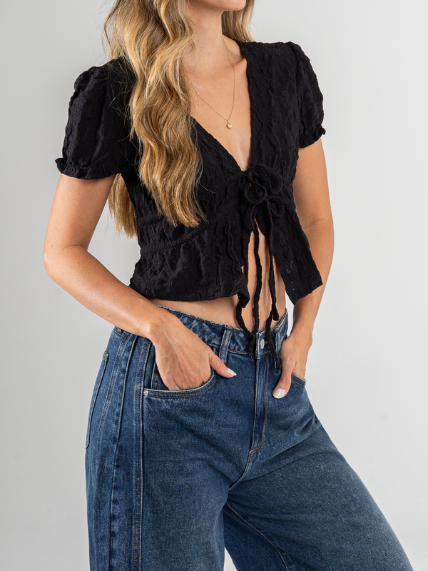 Ref:  0610493 Top manga corta, stretch, con amarre delantero, tono negro