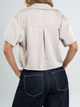 Ref: 0610421 Camisa cuello camisero, botones frontales, tejido plano liviano, tipo satín, tono arena