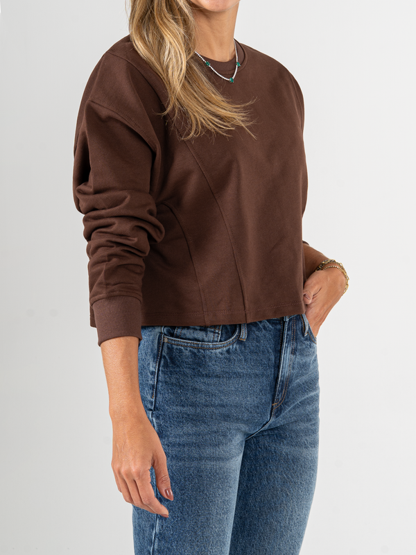 Ref: 0610430 Buzo oversize, manga larga, con cortes, cuello redondo en rib, tono cafe