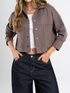 Ref: 0610387 Chaqueta cropped, tono cafe, bolsillos con taches y broches delanteros