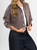 Ref: 0610387 Chaqueta cropped, tono cafe, bolsillos con taches y broches delanteros