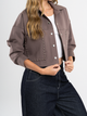 Ref: 0610387 Chaqueta cropped, tono cafe, bolsillos con taches y broches delanteros