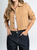 Ref: 0610370 Chaqueta cropped, tono camel, bolsillos con taches y broches delanteros