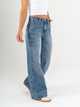 Ref: 065594 Jean mom flare, rígido, tiro alto, detalle en pretina, tono azul medio