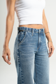 Ref: 065594 Jean mom flare, rígido, tiro alto, detalle en pretina, tono azul medio