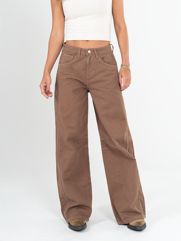 Ref: 0620042 Pantalón wide leg, rígido, tiro alto, corte en costado, tono moca.