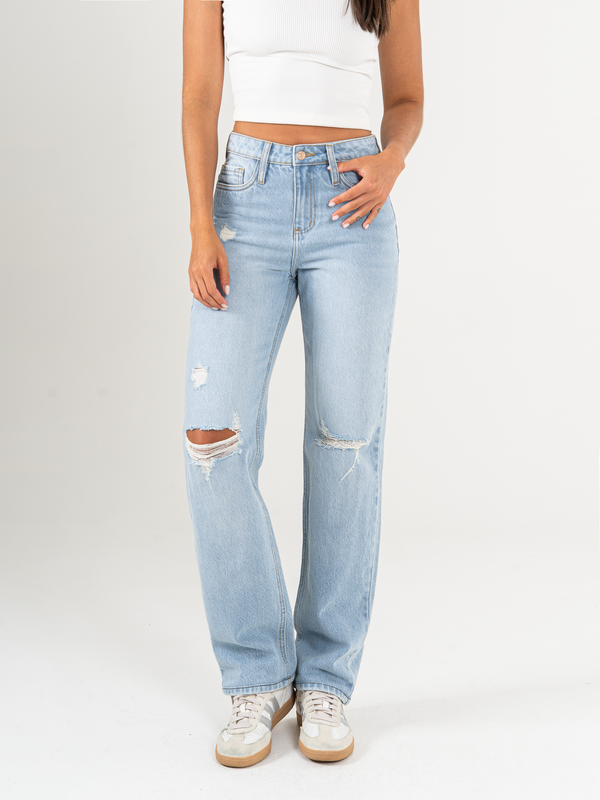 Ref: 065753 Jean straight leg, rígido, tiro medio, tono azul claro con rotos