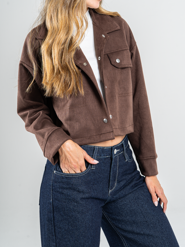 Ref: 0610525 Chaqueta efecto piel, tacto suave, cuello con solapa, tono cafe