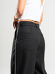 Ref: 069674 Pantalón mom flare, sin prense, tejido plano liviano, tiro alto, vivo en costado, tono negro