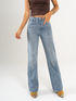 Ref: 065683 Jean straight leg, cropped, rígido, tiro medio, tono azul medio claro