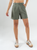 Ref: 067862 Short cargo, con prenses, tono verde, tejido liviano,